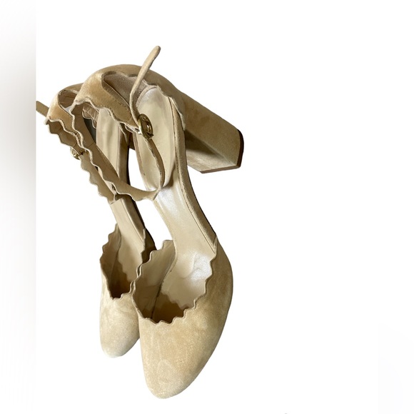 Chloe - Picture 2 of 6